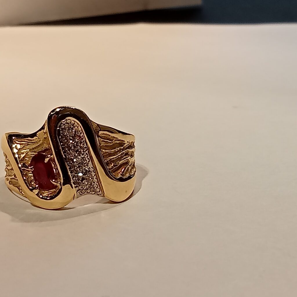 Anillo con diamantes y rubí