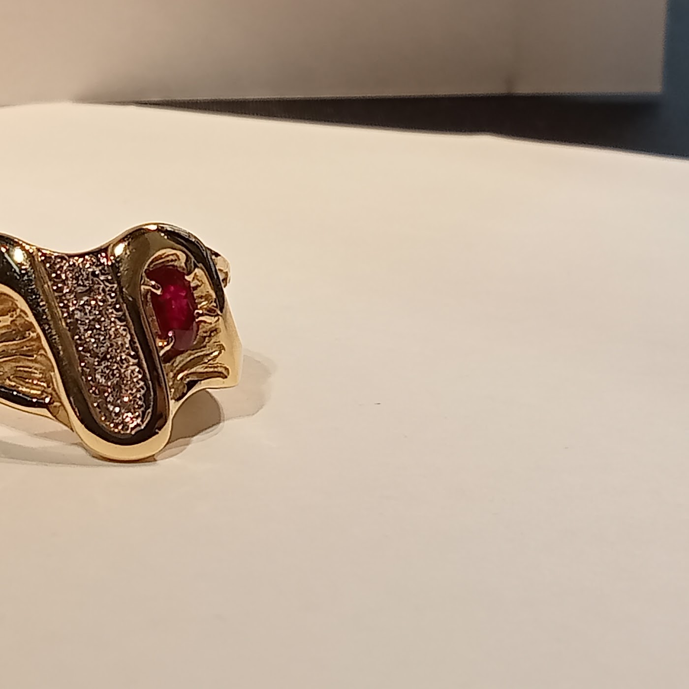 Anillo con diamantes y rubí