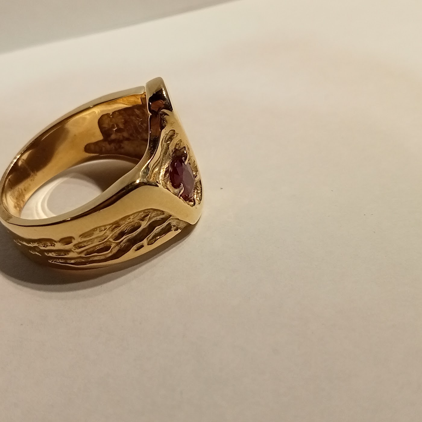 Anillo con diamantes y rubí
