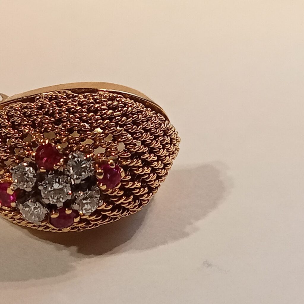 Anillo con diamantes y rubíes