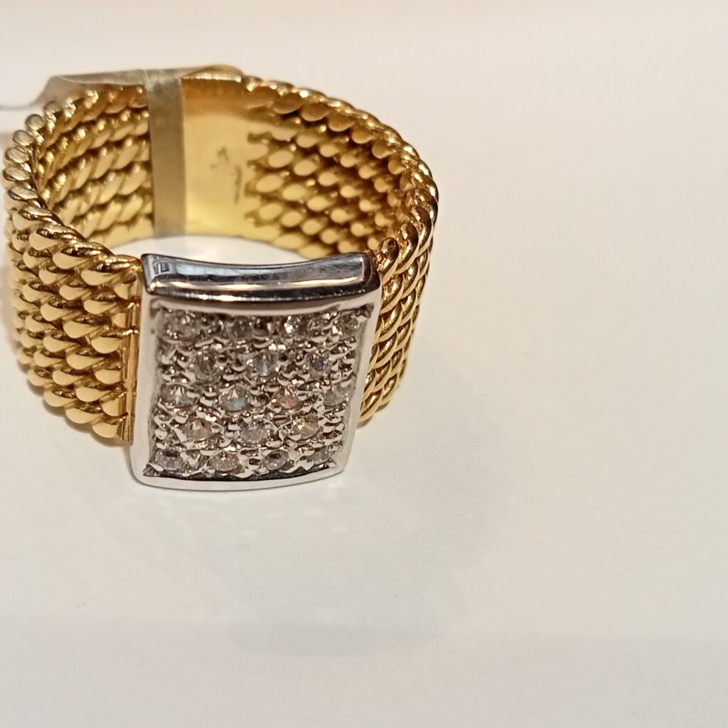 Anillo con diamantitos, malla de oro amarillo