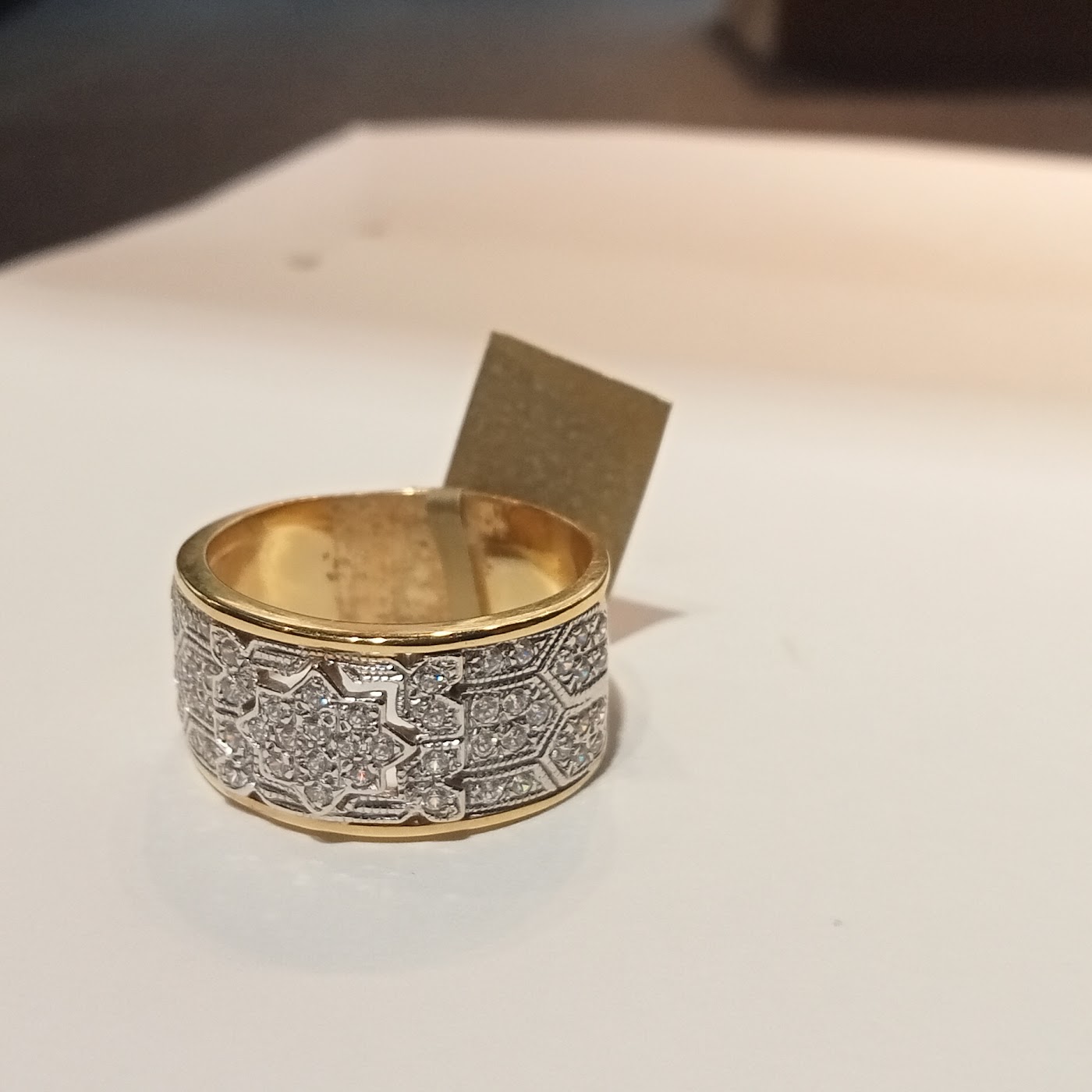 Anillo con figuras geométricas y circonitas