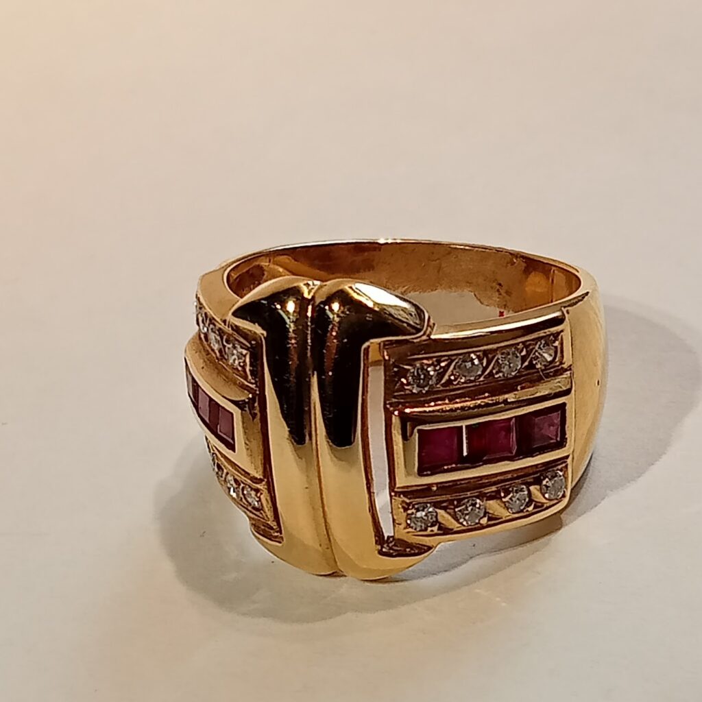 Anillo con rubíes en talla baguette y diamantes en talla brillante