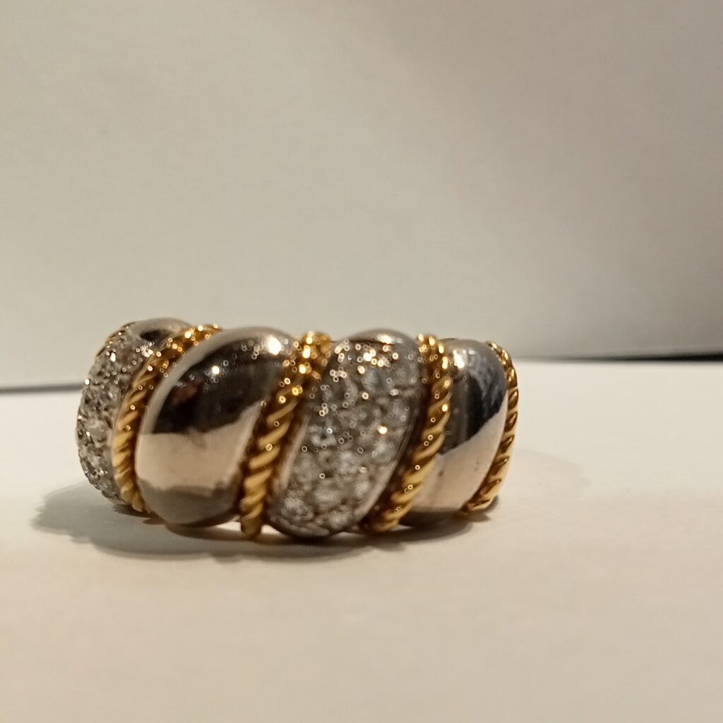 Anillo de oro blanco con bisel de oro amarillo y detalle de diamantitos