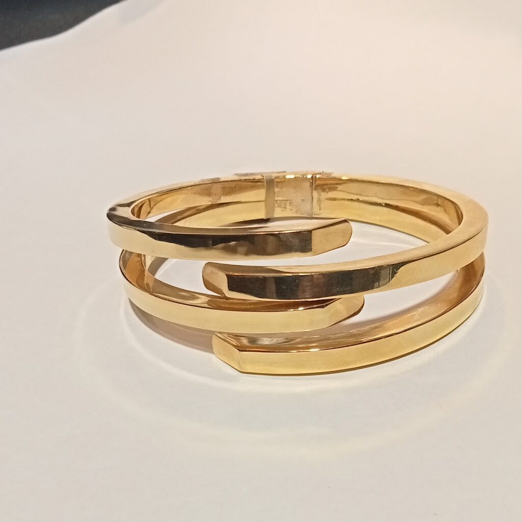 Brazalete articulado cruzado en oro amarillo