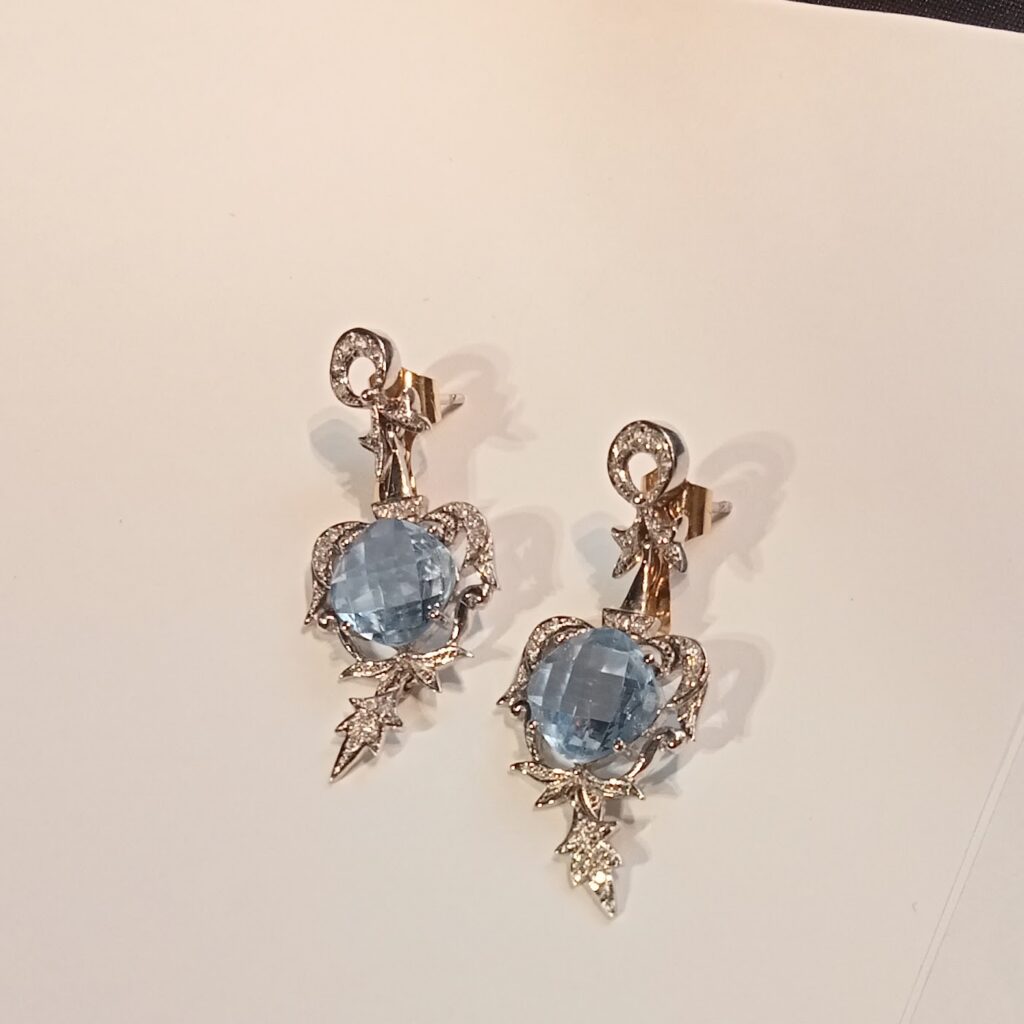 Pendientes de estilo vintage con gemas azules y diamantes