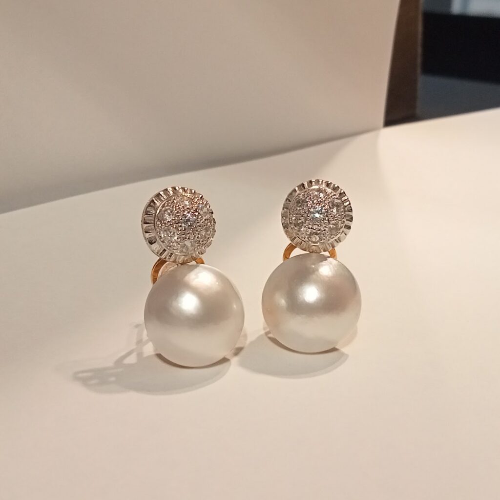 Pendientes de media perla japonesa con circonitas