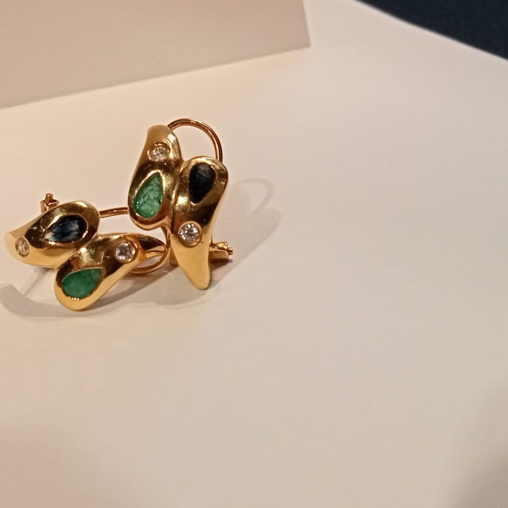 Pendientes de oro amarillo con gema verde y azul