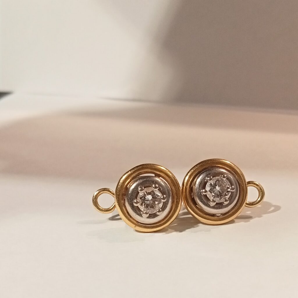 Pendientes de oro bicolor blanco y amarillo con chatón de diamante