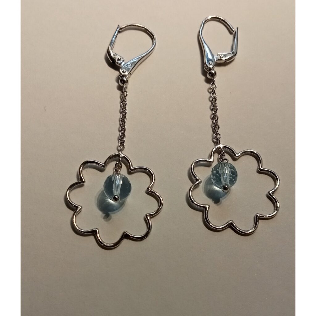 Pendientes de oro blanco con gemas azules colgantes