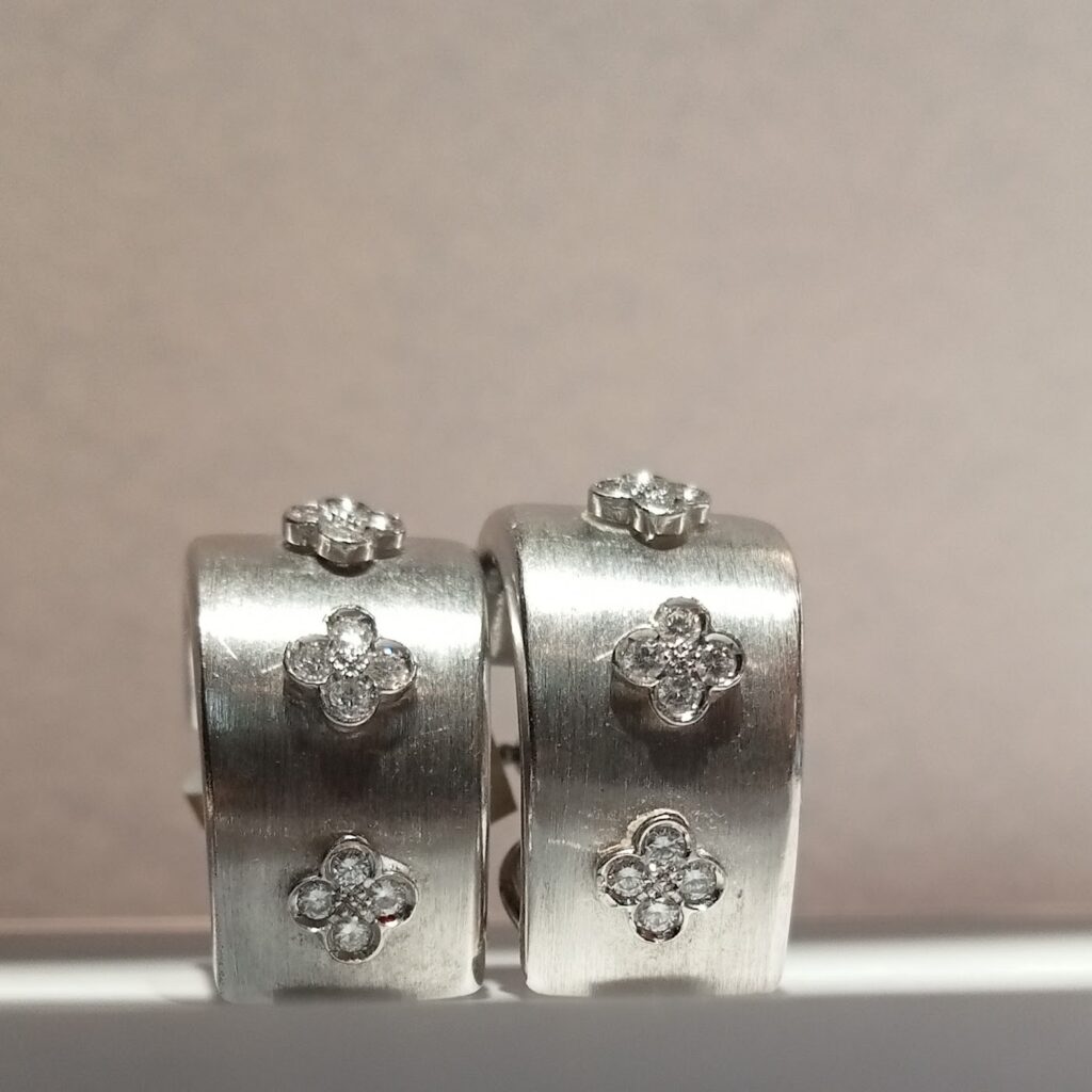 Pendientes de oro blanco mate con detalle de flor de diamantitos