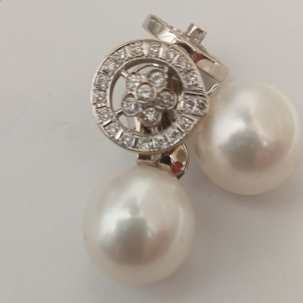 Pendientes de oro blanco, perla y diamantitos