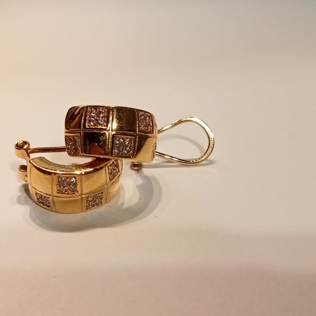 Pendientes medio aro en oro amarillo con circonitas