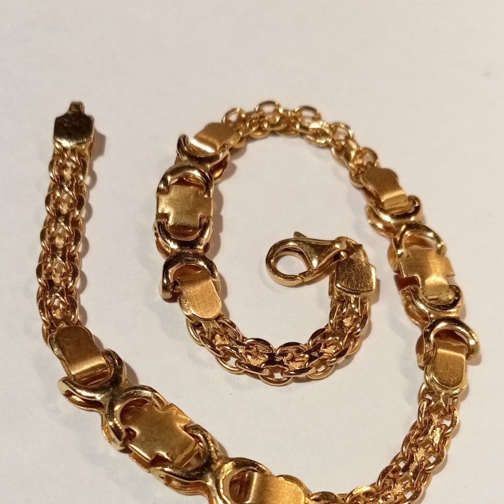Pulsera de eslabón doble con detalles geométricos