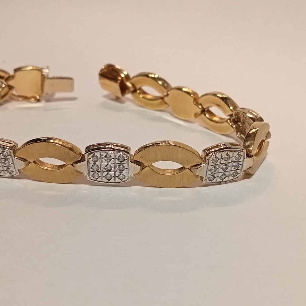 Pulsera en oro amarillo con detalles de circonitas