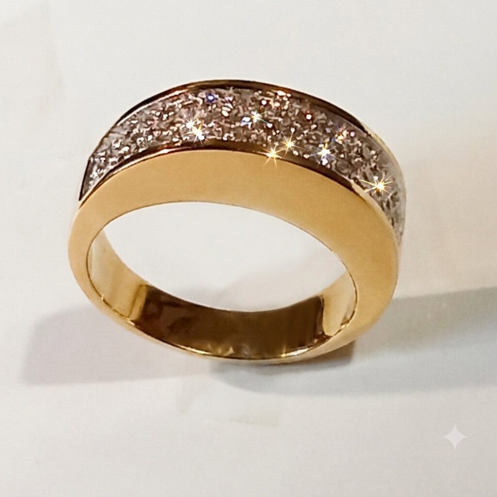 Anillo con diamantitos, banda de oro amarillo