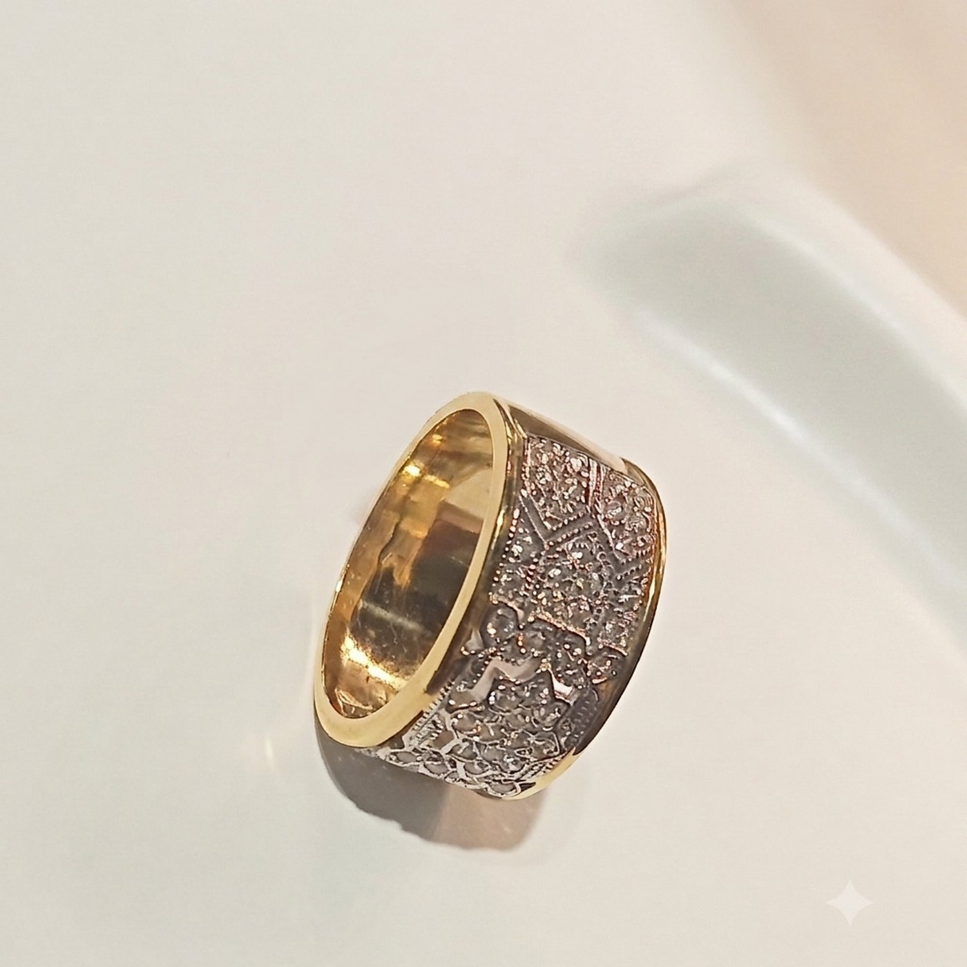 Anillo con figuras geométricas y circonitas